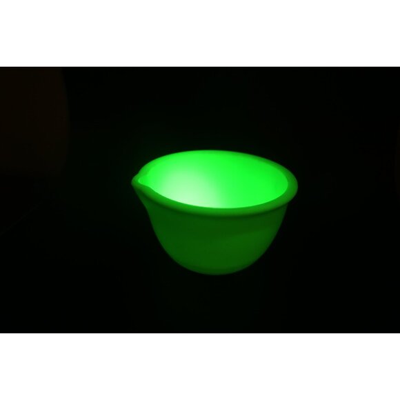 Vintage Jeanette Jadeite Uranium Glass Mixing Batter Bowl w/ Pour Spout 6 1/2" - Picture 2 of 6